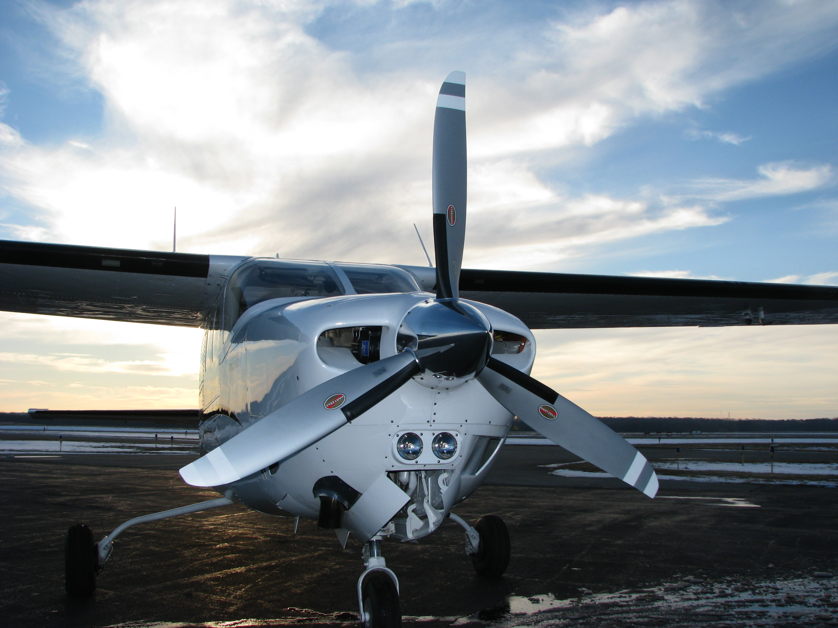 Hrtz-Cessna_210K_3-Blade_Scimitar-IO-520.jpg