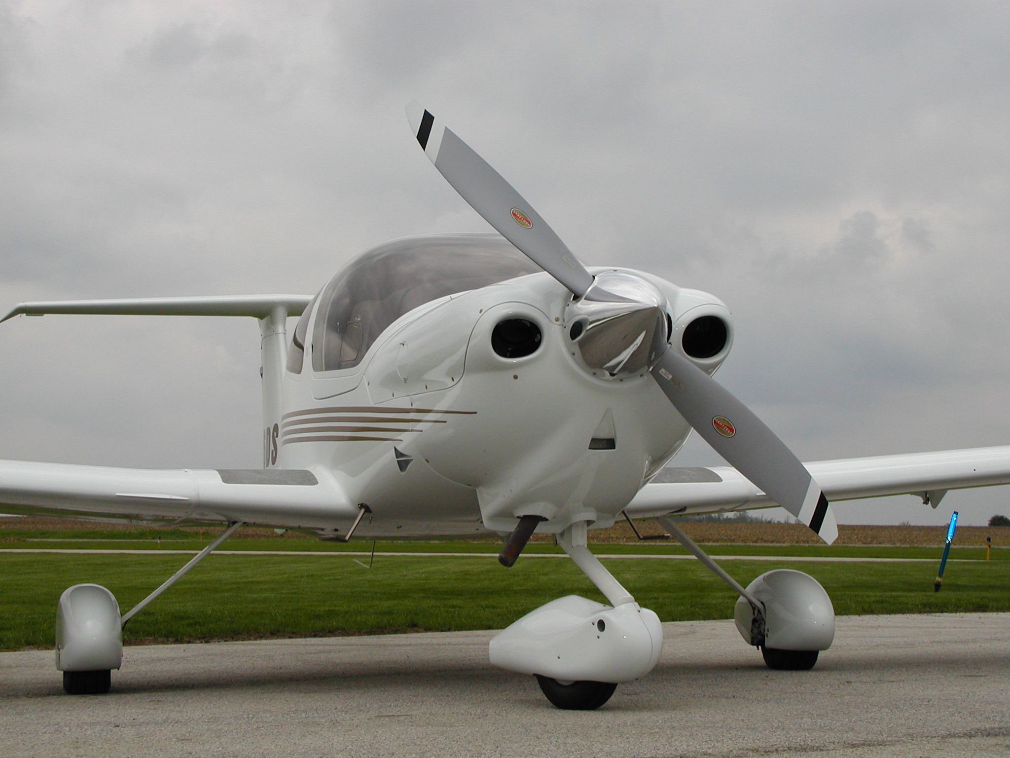 Hrtz-Diamond_DA-40_2-Blade-IO-360.jpg
